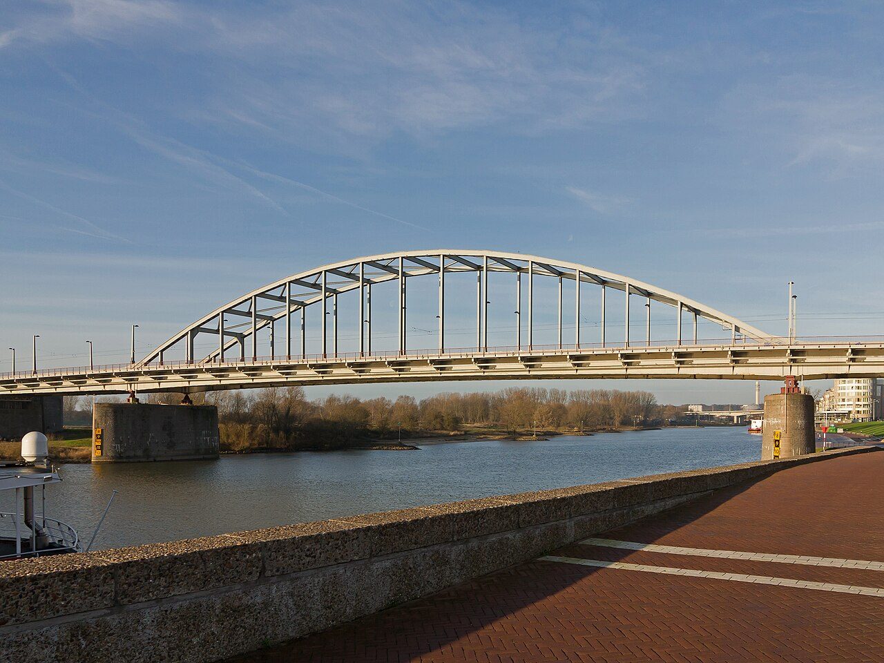 De Vismarkt aan het water in Arnhem, met terrassen en de Grote Kerk op de achtergrond