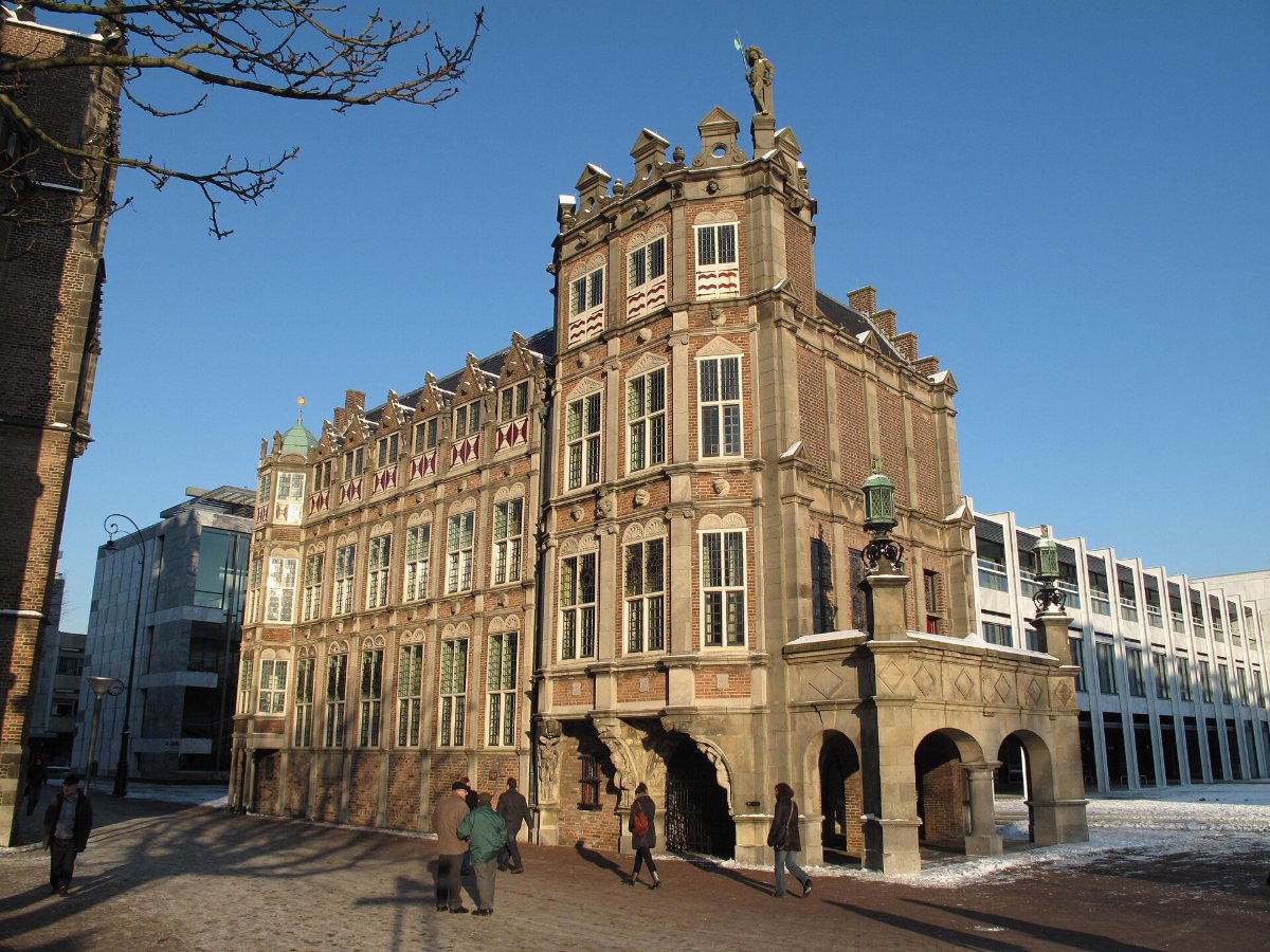 De Grote Kerk en het kasteel van Arnhem weerspiegeld in het water